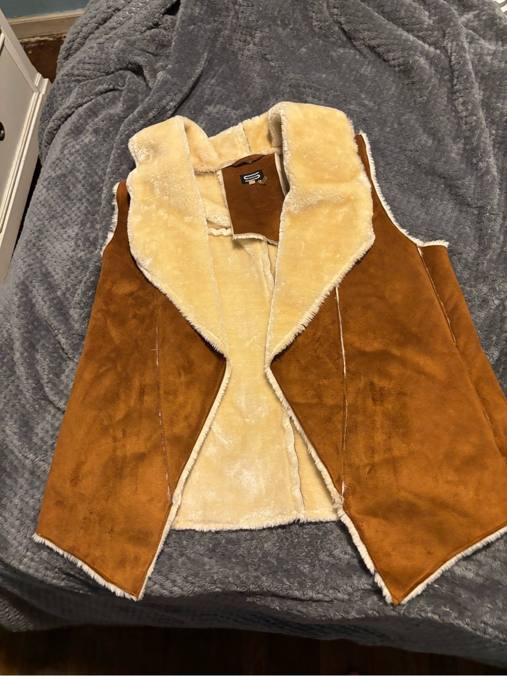 Womens size M Faux-Suede Shearling Vest - Tan/Cream